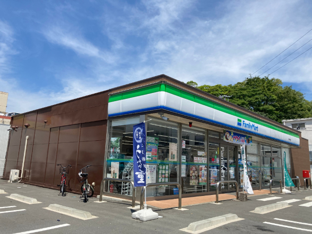 コンビニ　ファミリーマート伊勢河崎店（コンビニ）まで525m