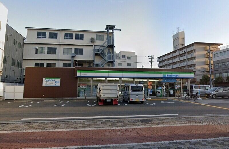 コンビニ　ファミリーマート今川三丁目店（コンビニ）まで556m
