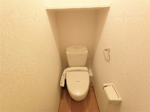 トイレ　トイレには棚が設置されています。
