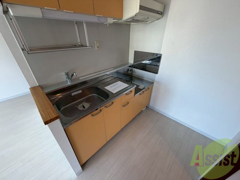キッチン　対面キッチンになっているので料理しながらＴＶも見れますよ～。