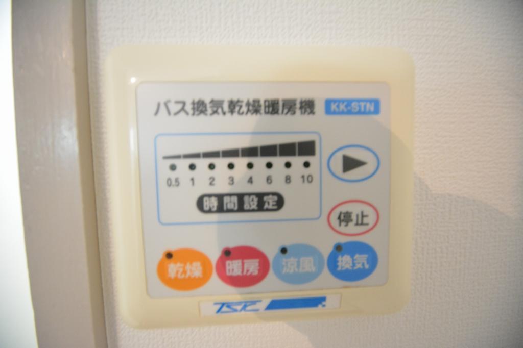その他設備　浴室乾燥機付きで雨の日の洗濯に便利