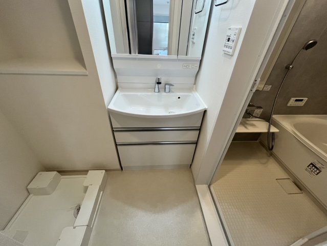 洗面設備　写真は同マンションの他のお部屋のものです