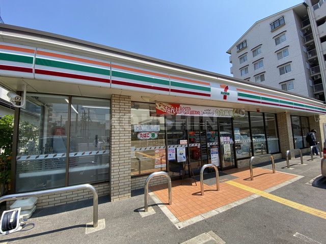 コンビニ　セブンイレブン（コンビニ）まで328m