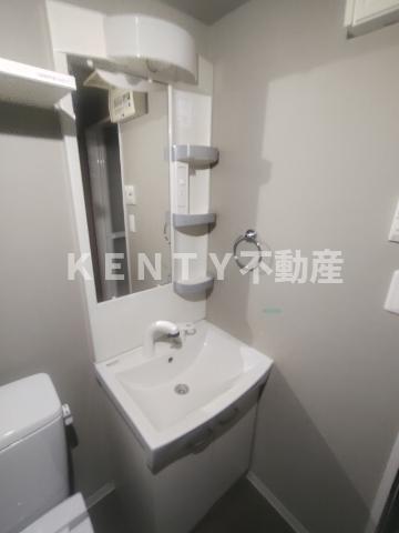 洗面設備　明るい洗面所です