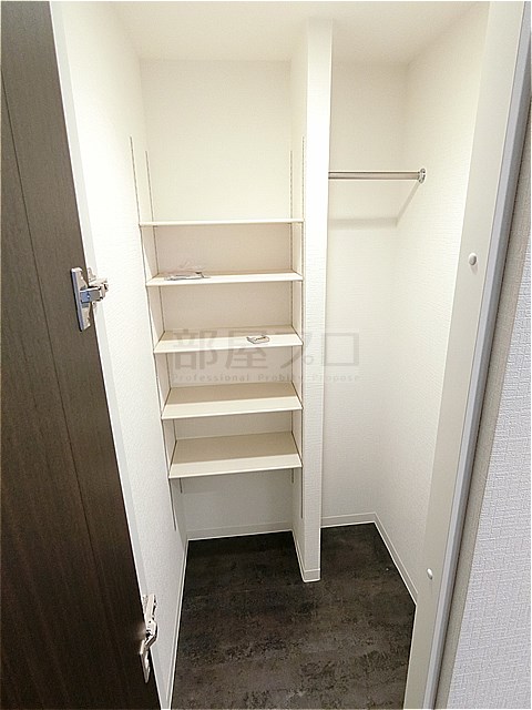 玄関　シューズクローゼットにはコート掛けあります