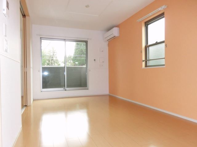 居室・リビング　アクセントクロス付きのお洒落なリビング