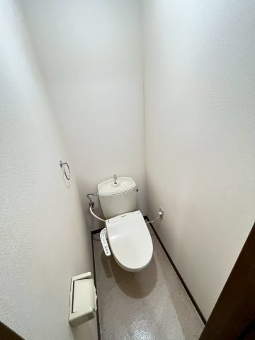 トイレ　別号室の写真です。ご参考までに