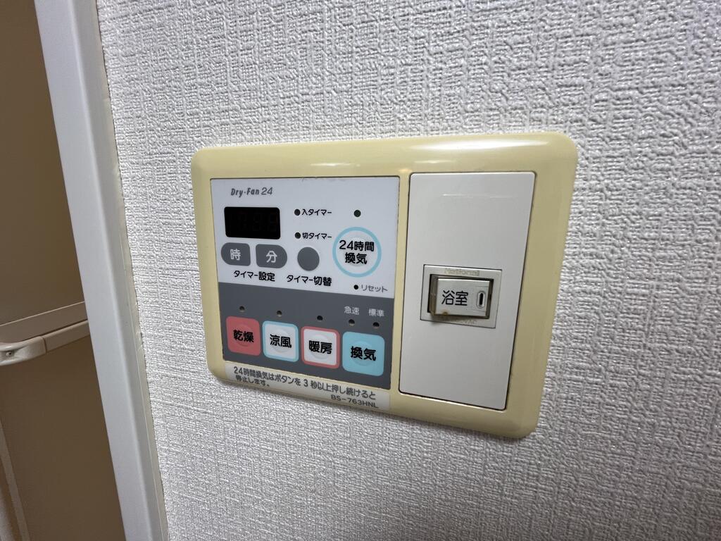 その他設備　雨天時のお洗濯にも便利な浴室乾燥機※同タイプ参考画像