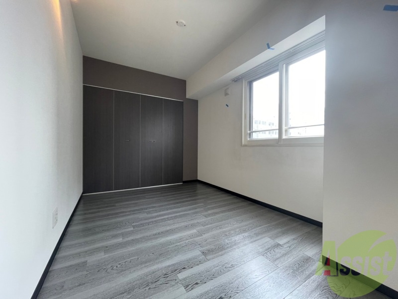 その他部屋・スペース　寝室はこちらです。光が差し込む、温かみのあるお部屋です。