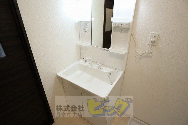 洗面設備　シャワー付き洗面台です♪