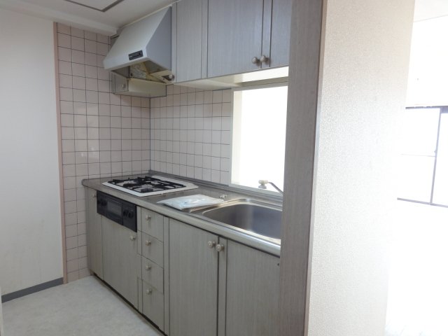 キッチン　同物件別号室のものです。