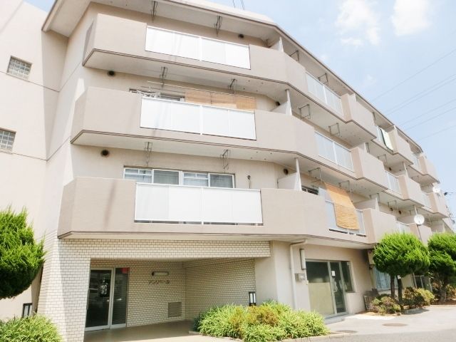 建物外観　鉄筋コンクリート造で頑丈なマンションです