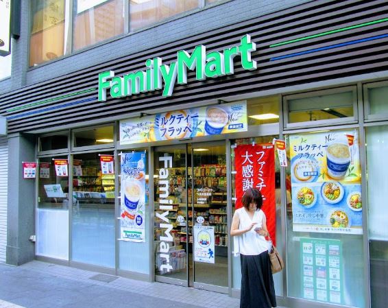 コンビニ　ファミリーマート六本木駅前店（コンビニ）まで214m