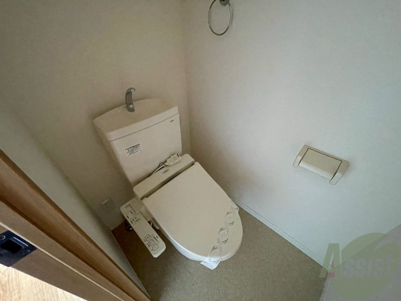 トイレ　トイレはこちらのウォシュレット付きになりますね。