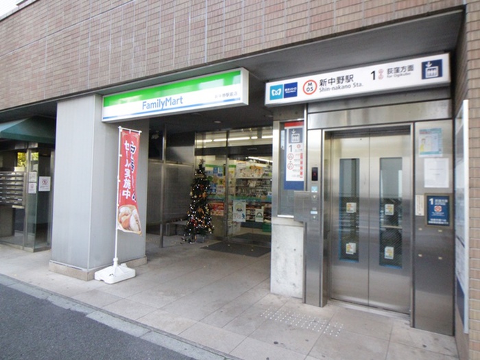 コンビニ　ファミリーマート（コンビニ）まで66m