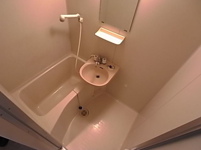 バス・シャワールーム　お風呂・トイレ別々のセパレートです