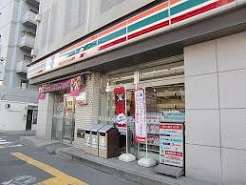 コンビニ　セブンイレブン足立中居郵便局前店（コンビニ）まで66m
