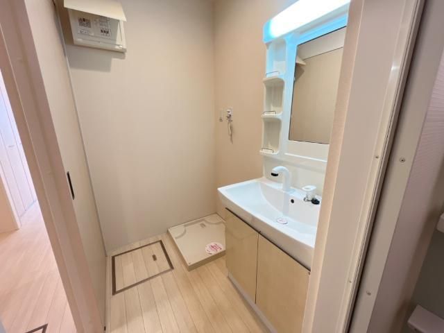 洗面設備　独立洗面台、小物を置くことができて便利です
