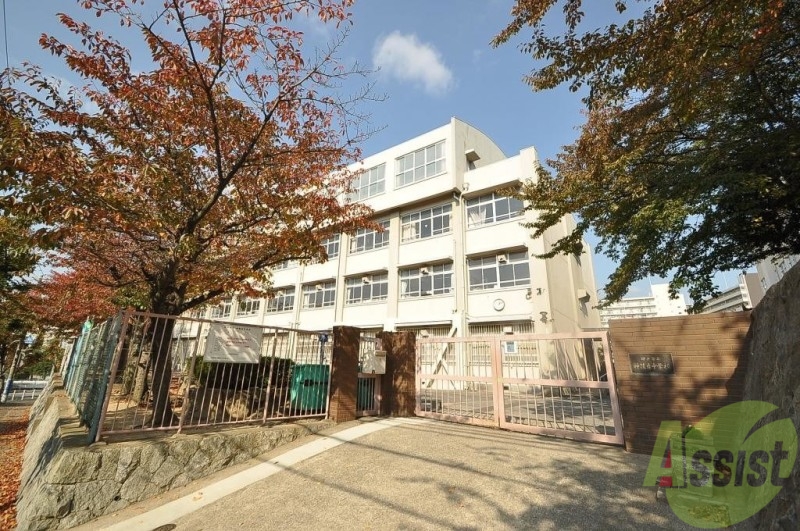 中学校　神戸市立神陵台中学校（中学校）まで823m