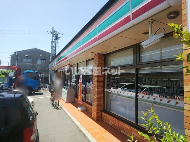 コンビニ　セブンイレブン摂津鳥飼西二丁目店（コンビニ）まで668m
