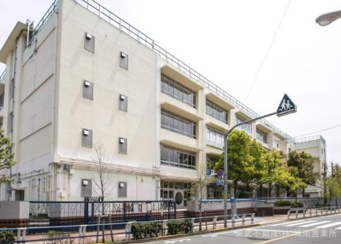 中学校　世田谷区立梅丘中学校（中学校）まで284m