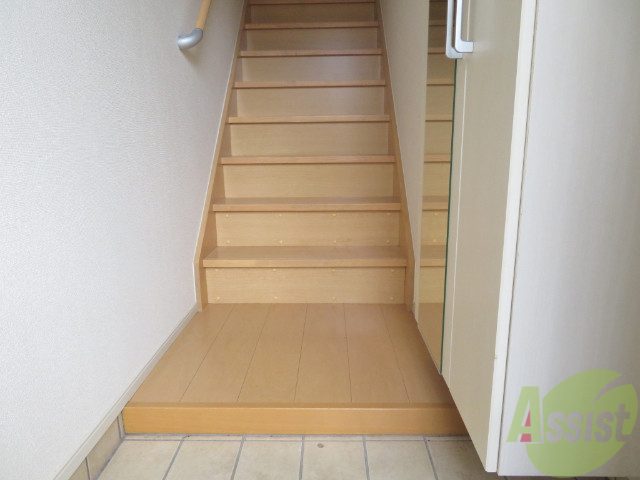 玄関　こちらは玄関。明るくて気分が上がりますね。