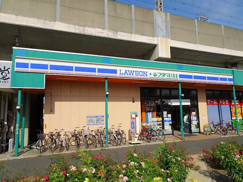 コンビニ　ローソンフタバ図書GIGA与野本町店（コンビニ）まで378m
