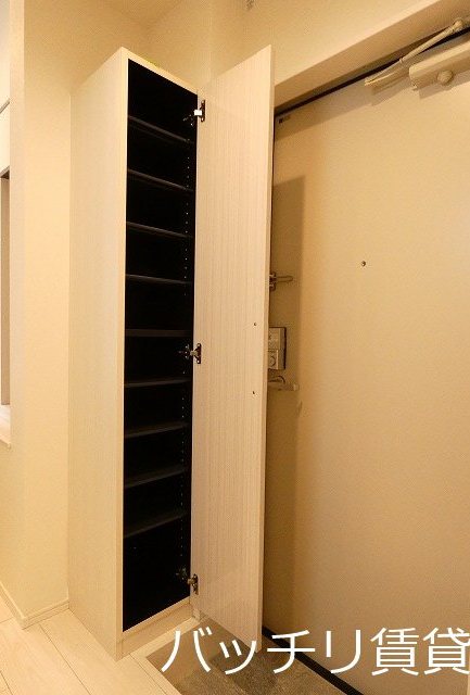 玄関　同型タイプの為、現状を優先いたします。