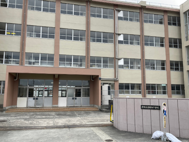 中学校　津市立東橋内中学校（中学校）まで403m