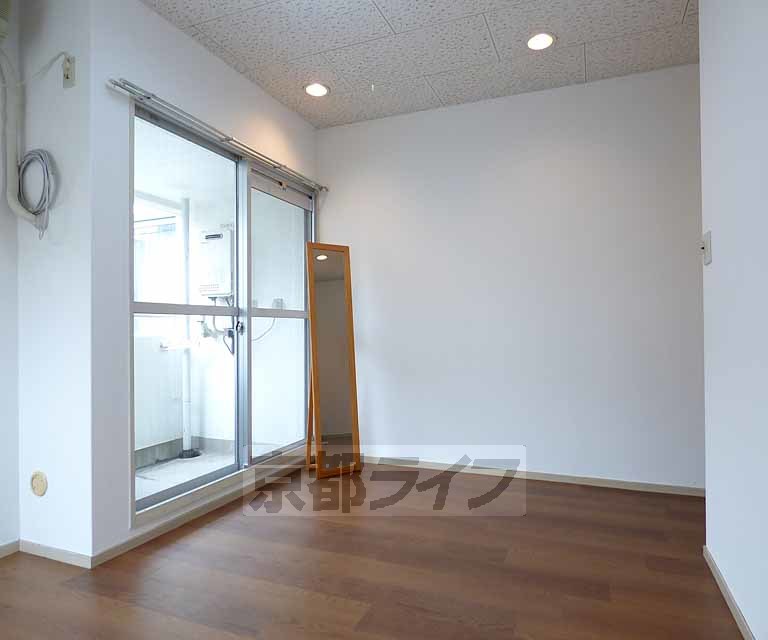 居室・リビング　下鴨神社すぐ近くの女子学生専用マンションです。