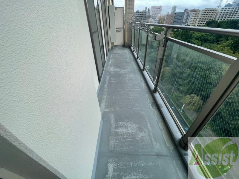 バルコニー　バルコニーは幅も広く全てのお部屋から出入りできます。