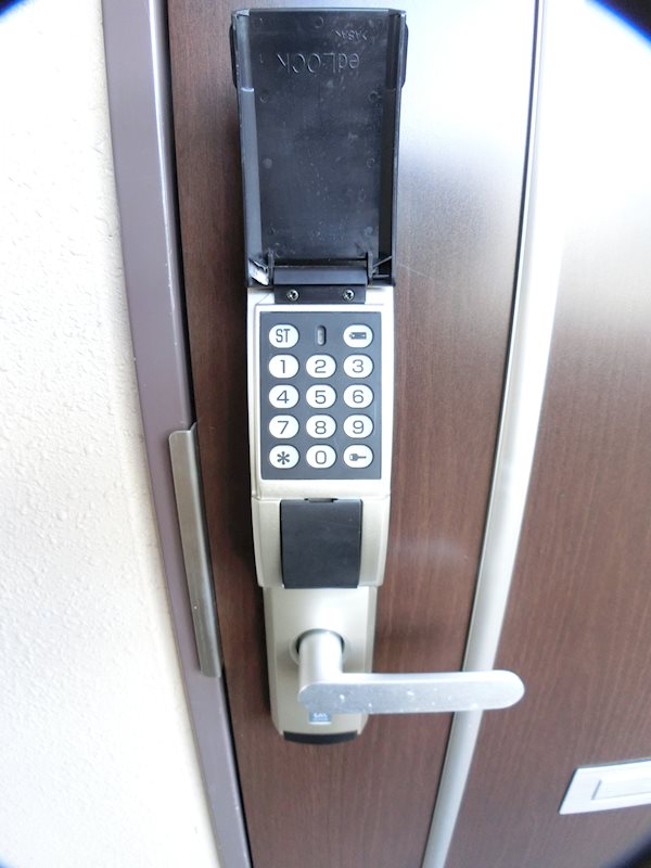 セキュリティ　玄関の暗証番号式キー