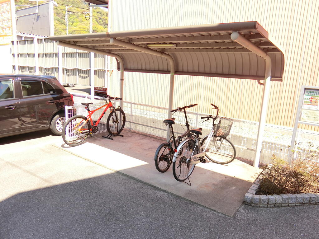 その他共有部分　雨の日も安心の屋根付き駐輪場♪