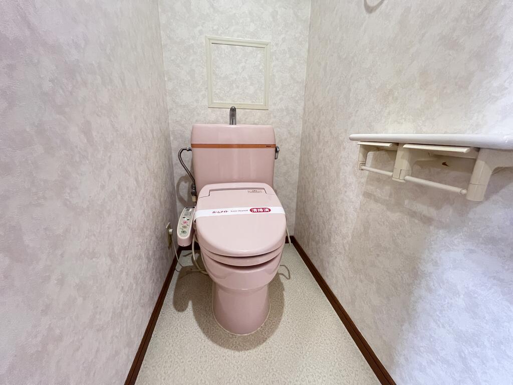 トイレ　温水暖房便座付きのトイレです(^^♪