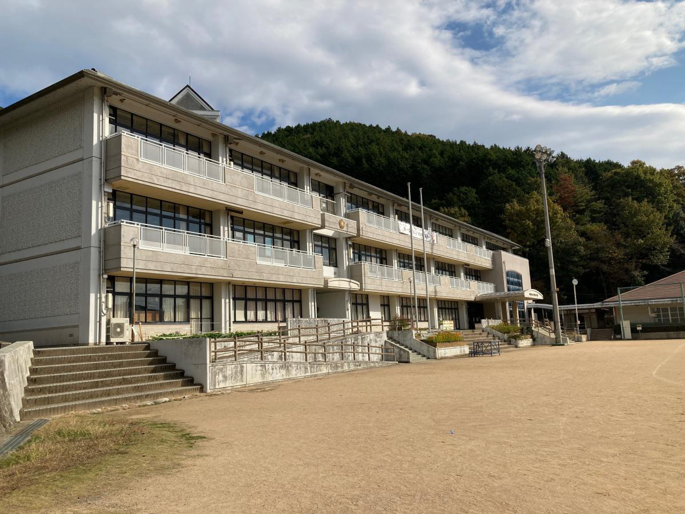 小学校　丹波市立東小学校（小学校）まで657m