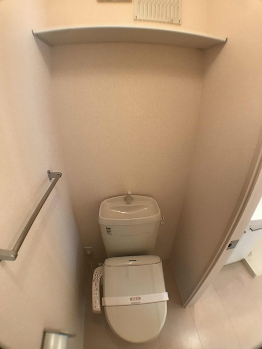 トイレ　温水洗浄暖房便座です。