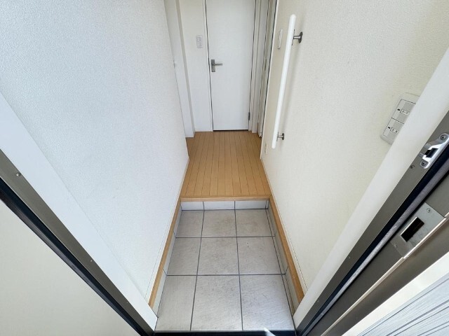 玄関　同物件別室のイメージ画像となります　反転した間取りとなります
