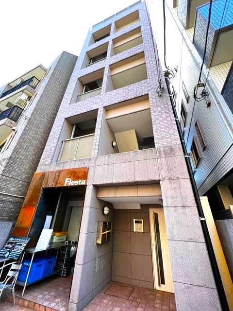 建物外観　タイル貼りのスタイリッシュな外観