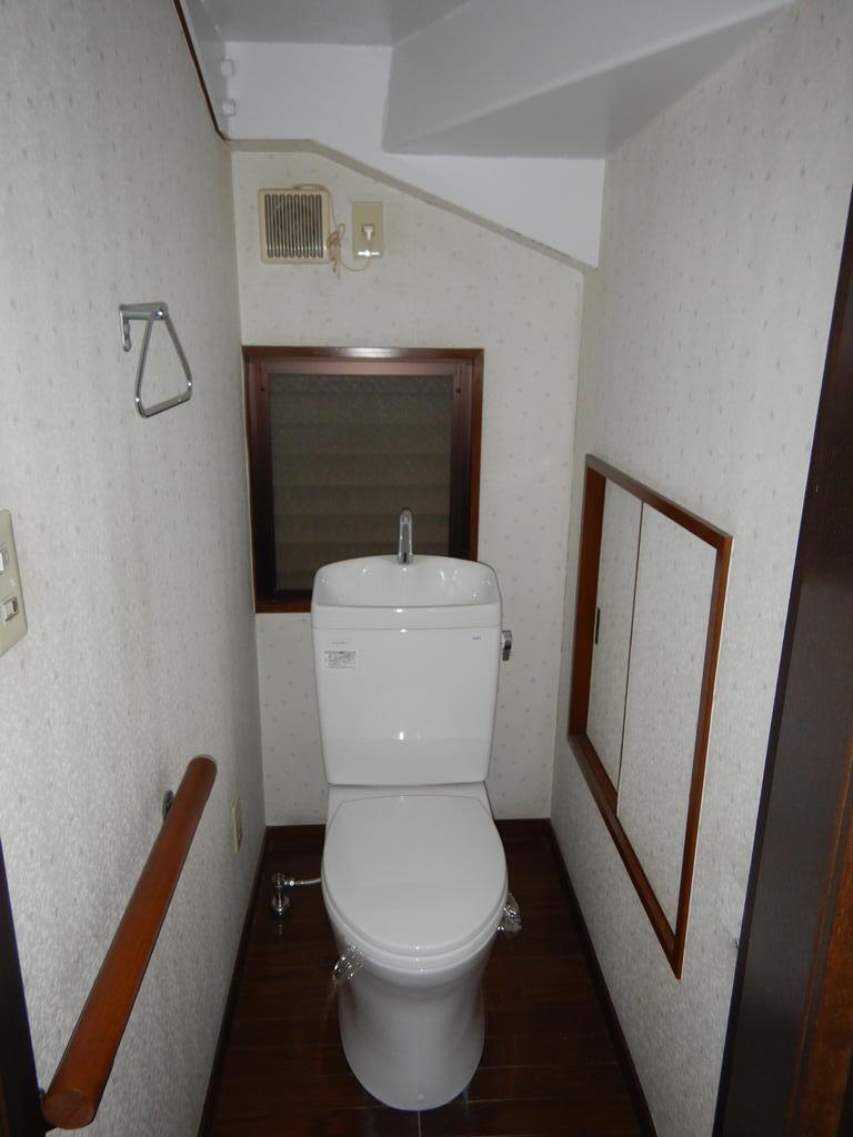 ブルーライン 弘明寺駅 徒歩3分 4階建 築32年のトイレ写真