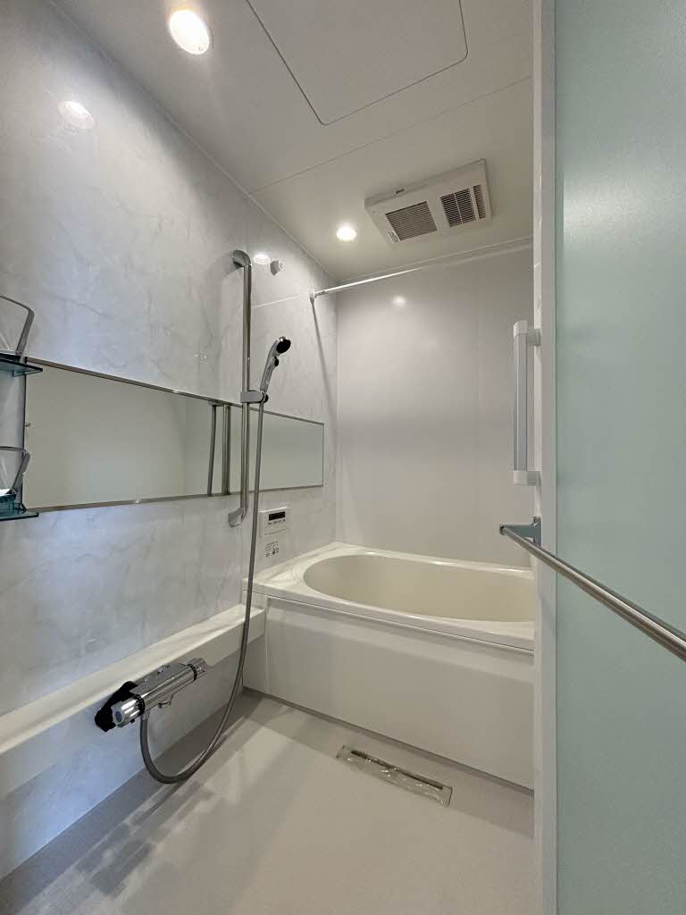 バス・シャワールーム　浴室乾燥機・追い炊き機能付き♪