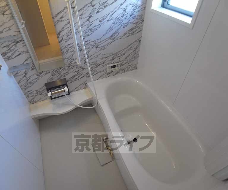 バス・シャワールーム　広々としたバスルーム