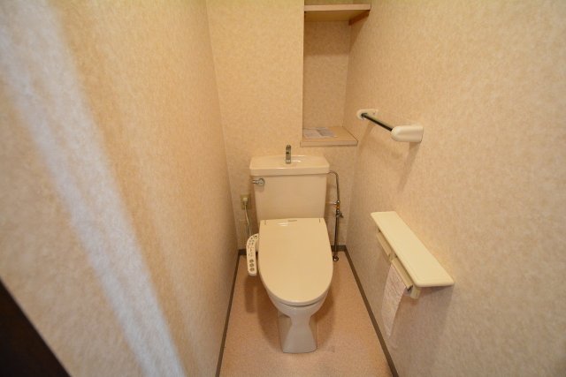 トイレ　温水洗浄便座付きのトイレです♪