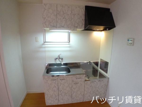 キッチン　画像は別号室の為、現状優先になります。