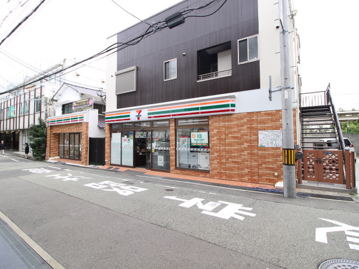 コンビニ　セブンイレブン（コンビニ）まで841m
