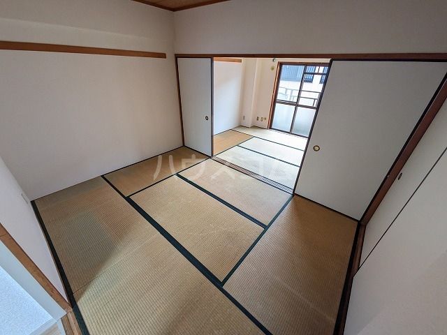 キャステール北綾瀬の居間写真