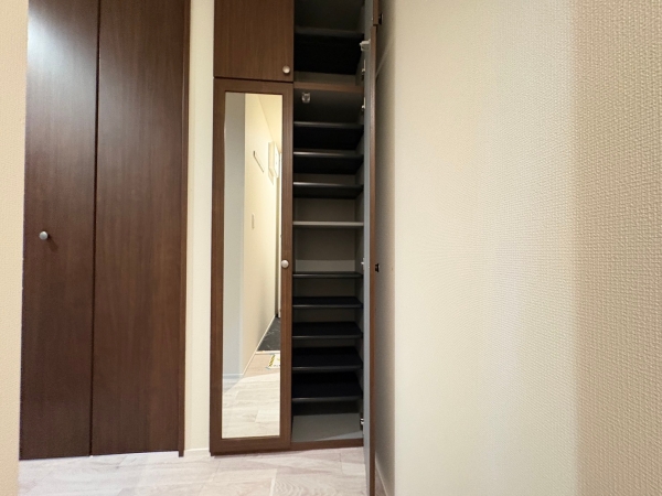 玄関　同物件別部屋のお写真になります。左右対称のお部屋の写真の場合