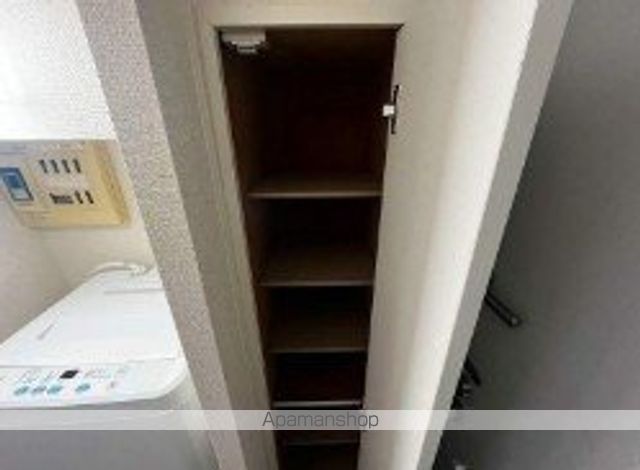 レオパレスセラヴィ深大寺の玄関写真