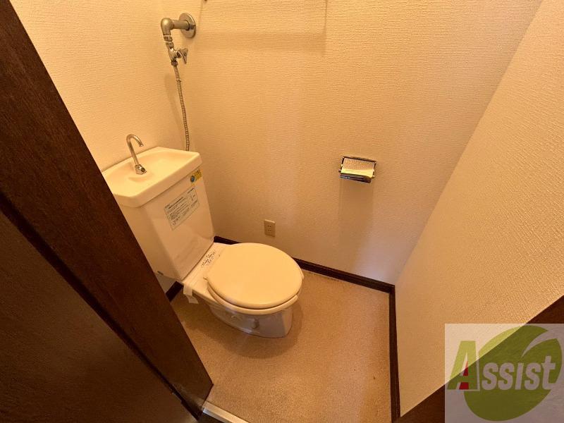 トイレ　トイレです。タオル掛けもついて便利ですね