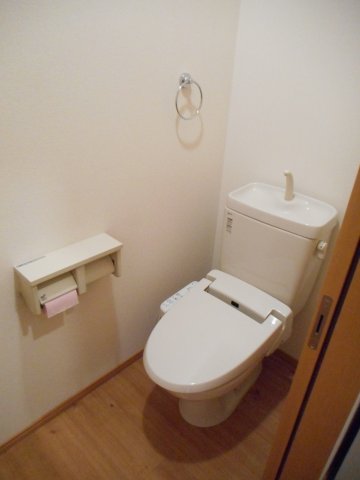 トイレ　落ち着いた色調のトイレです