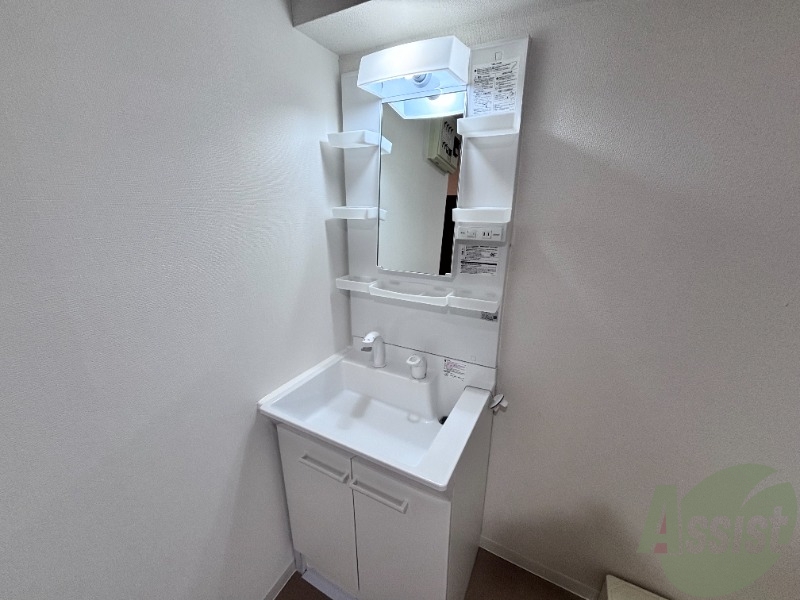 洗面設備　こちら洗面台でございます。下側に収納可能です。